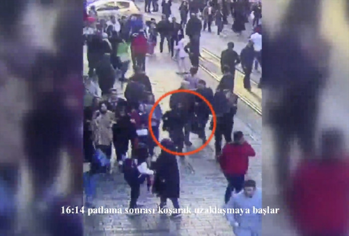 İstanbul'daki terör saldırısını yapan kadın şüphelinin olay yerine geliş görüntüleri ortaya çıktı
