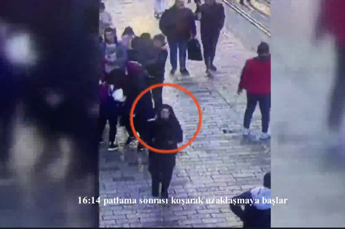 İstanbul'daki terör saldırısını yapan kadın şüphelinin olay yerine geliş görüntüleri ortaya çıktı