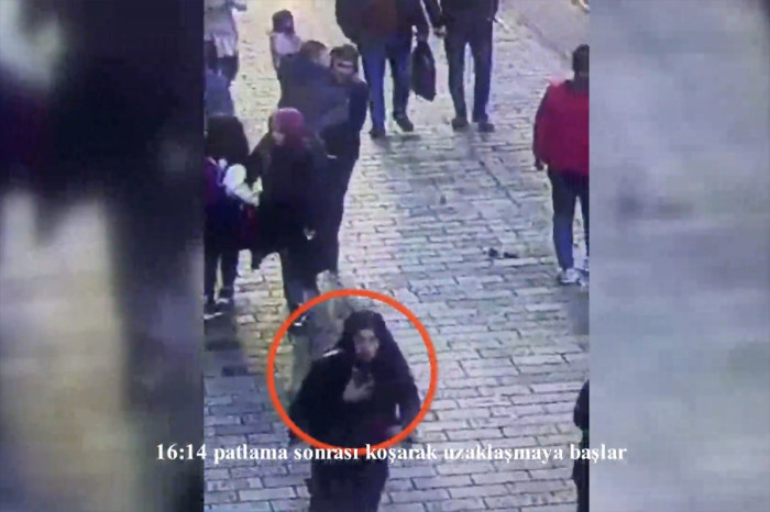 İstanbul'daki terör saldırısını yapan kadın şüphelinin olay yerine geliş görüntüleri ortaya çıktı