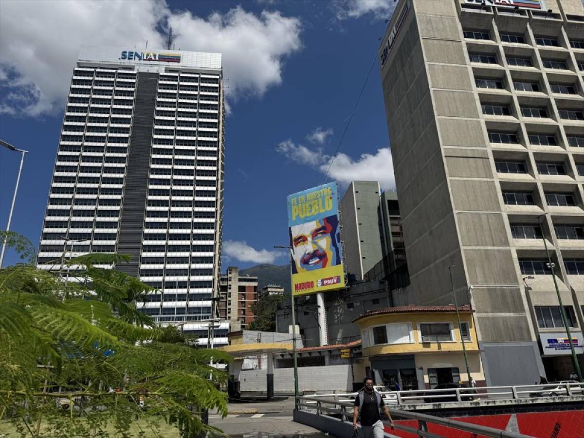 Venezuela'da otoyola Maduro ve eşi i&ccedil;in "sizleri geri istiyoruz" afişleri asıldı