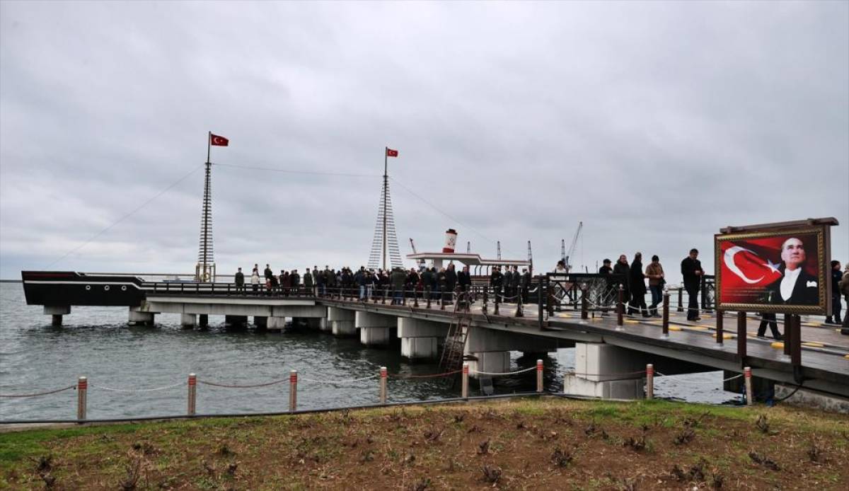 M&uuml;badelenin 103. yılında Samsun'da denize karanfil bırakıldı