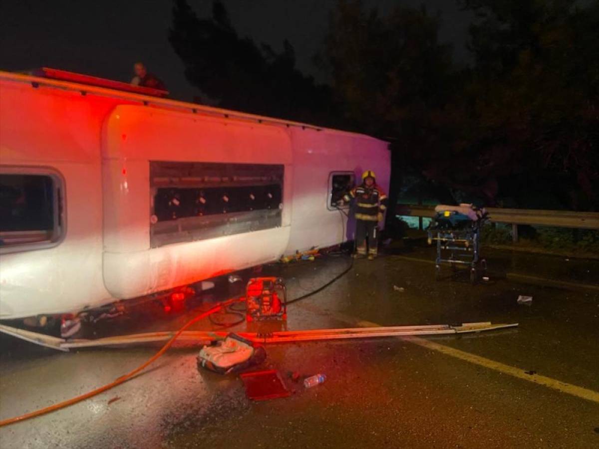 Balıkesir'de devrilen yolcu otob&uuml;s&uuml;ndeki 3 kişi &ouml;ld&uuml;, 22 kişi yaralandı