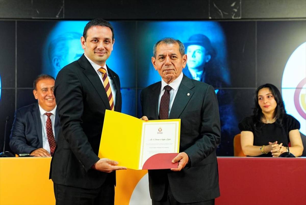 Galatasaray'da yeniden başkanlığa se&ccedil;ilen Dursun &Ouml;zbek ile y&ouml;netimi mazbatalarını aldı