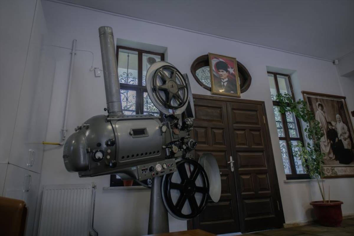 Malatya'da 75 yıllık sinema projeksiyon makinesi zamana meydan okuyor