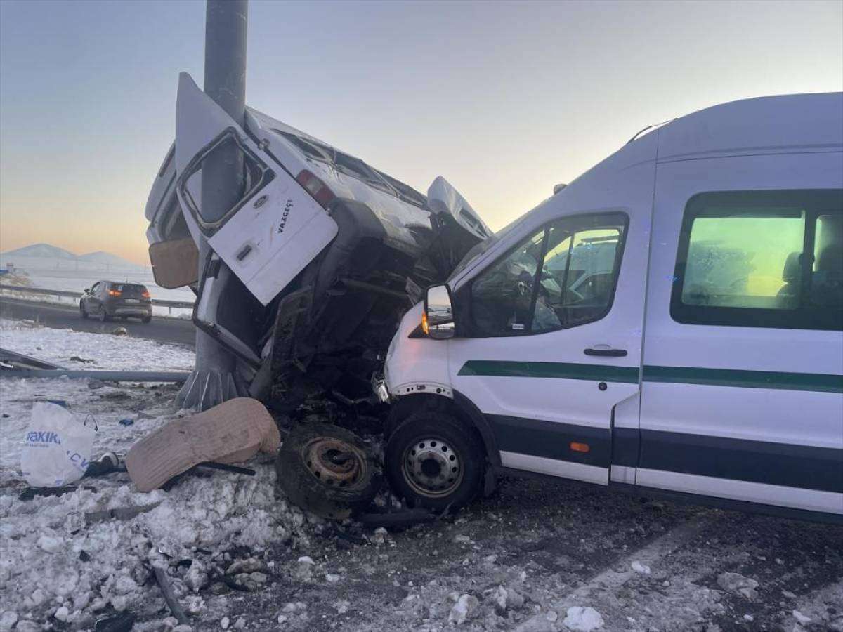 Kars'ta iki minibüs çarpıştı, 1'i ağır 20 kişi yaralandı