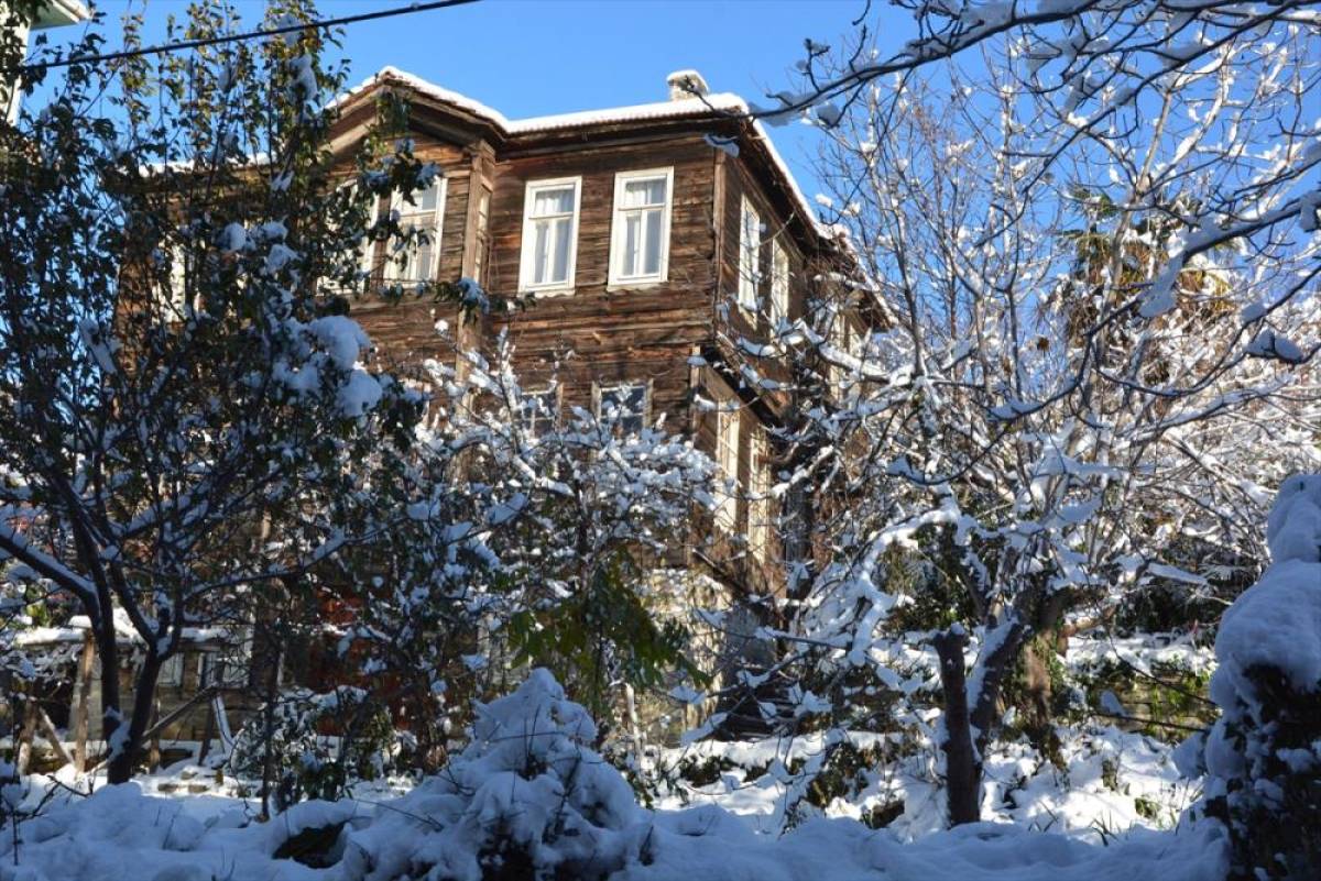 Kastamonu'da tarihi İnebolu evleri karla kaplandı