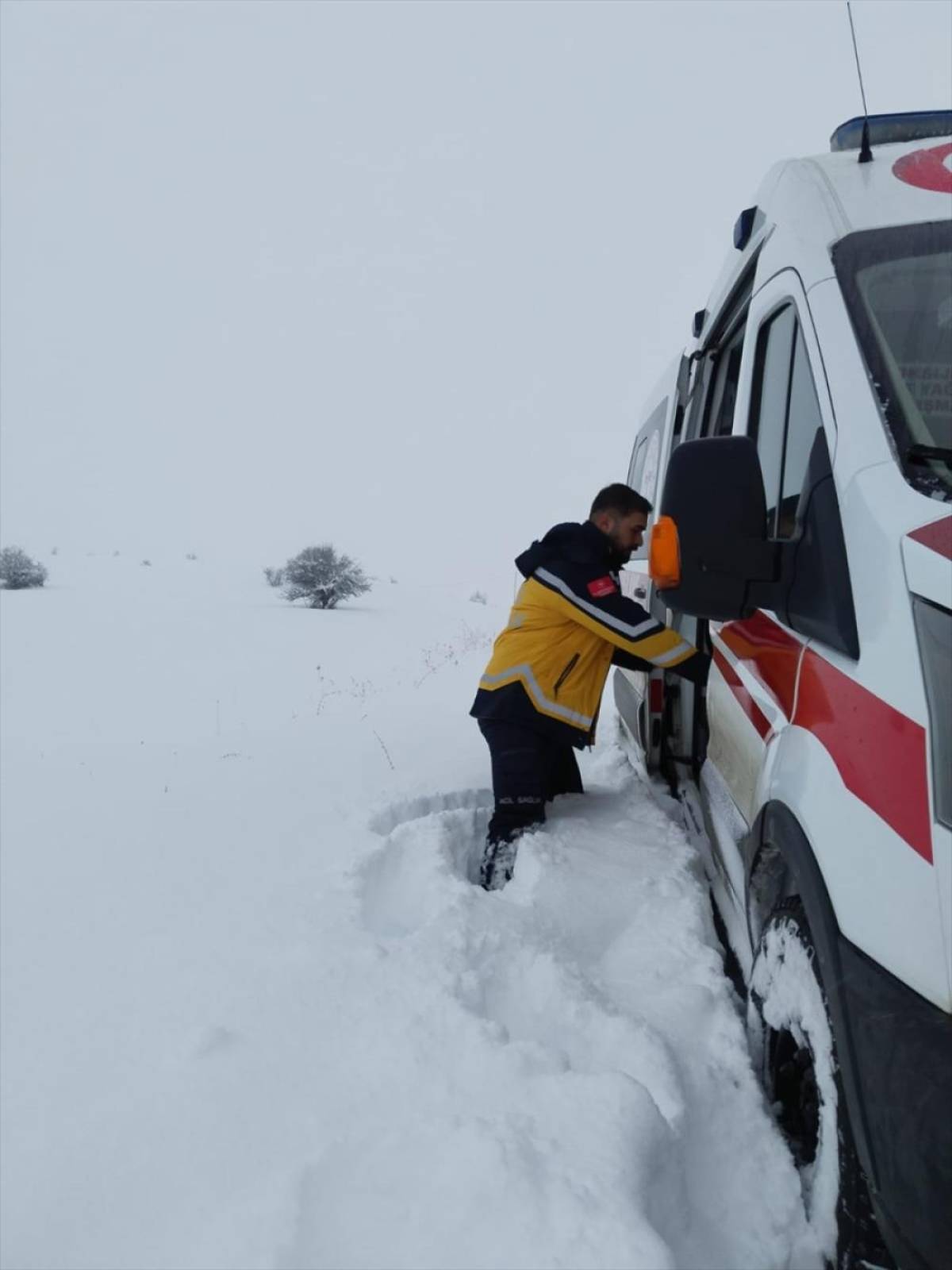 Tunceli'de kar nedeniyle yolu kapanan mezradaki hasta ekiplerce hastaneye ulaştırıldı