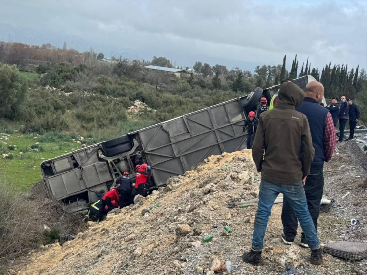 Antalya'da devrilen yolcu otob&uuml;s&uuml;ndeki &ouml;l&uuml; sayısı 10'a y&uuml;kseldi