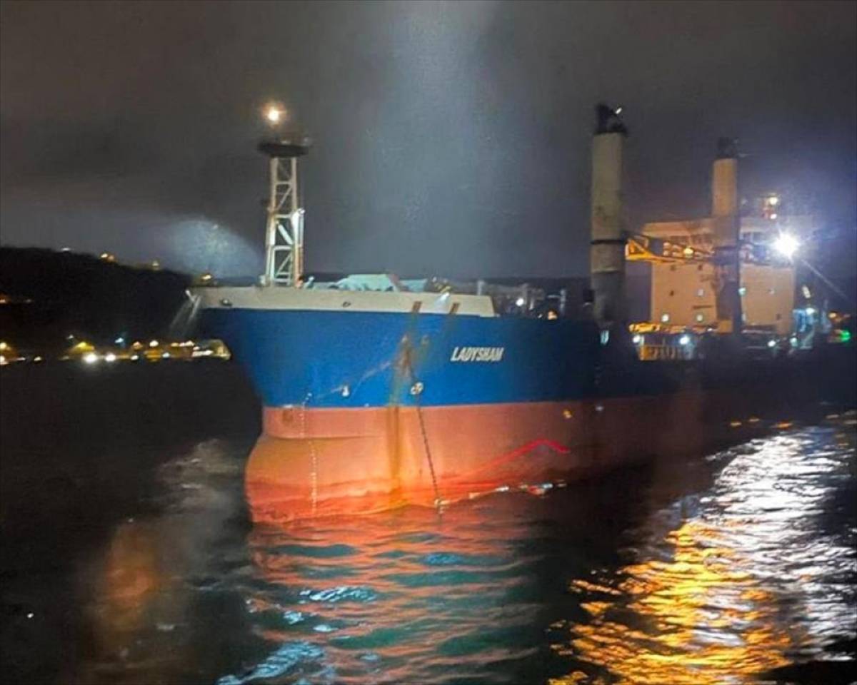 İstanbul Boğazı'nda arızalanıp s&uuml;r&uuml;klenen kuru y&uuml;k gemisi kurtarıldı