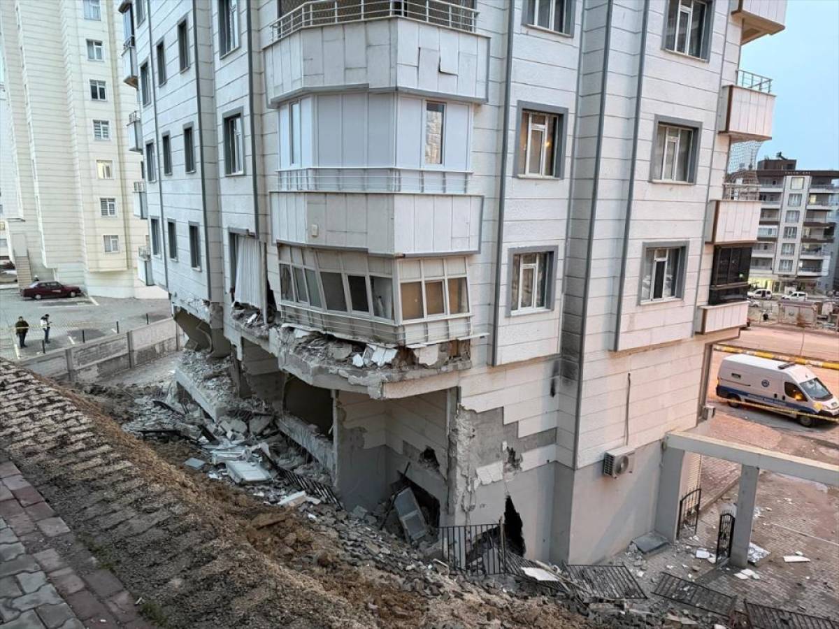 Şanlıurfa'da istinat duvarı yıkılan 5 katlı bina boşaltıldı