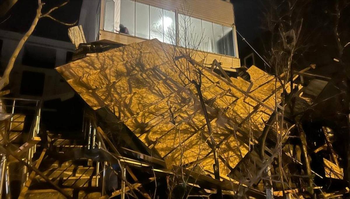 Tekirdağ'da kuvvetli r&uuml;zgar nedeniyle bir ev ve iş yerinin &ccedil;atısı u&ccedil;tu