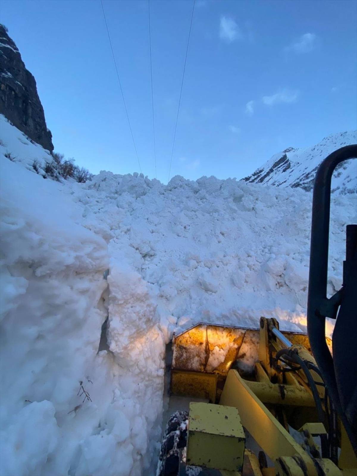 Şırnak'ta &ccedil;ığ d&uuml;şmesi sonucu grup k&ouml;y yolu ulaşıma kapandı