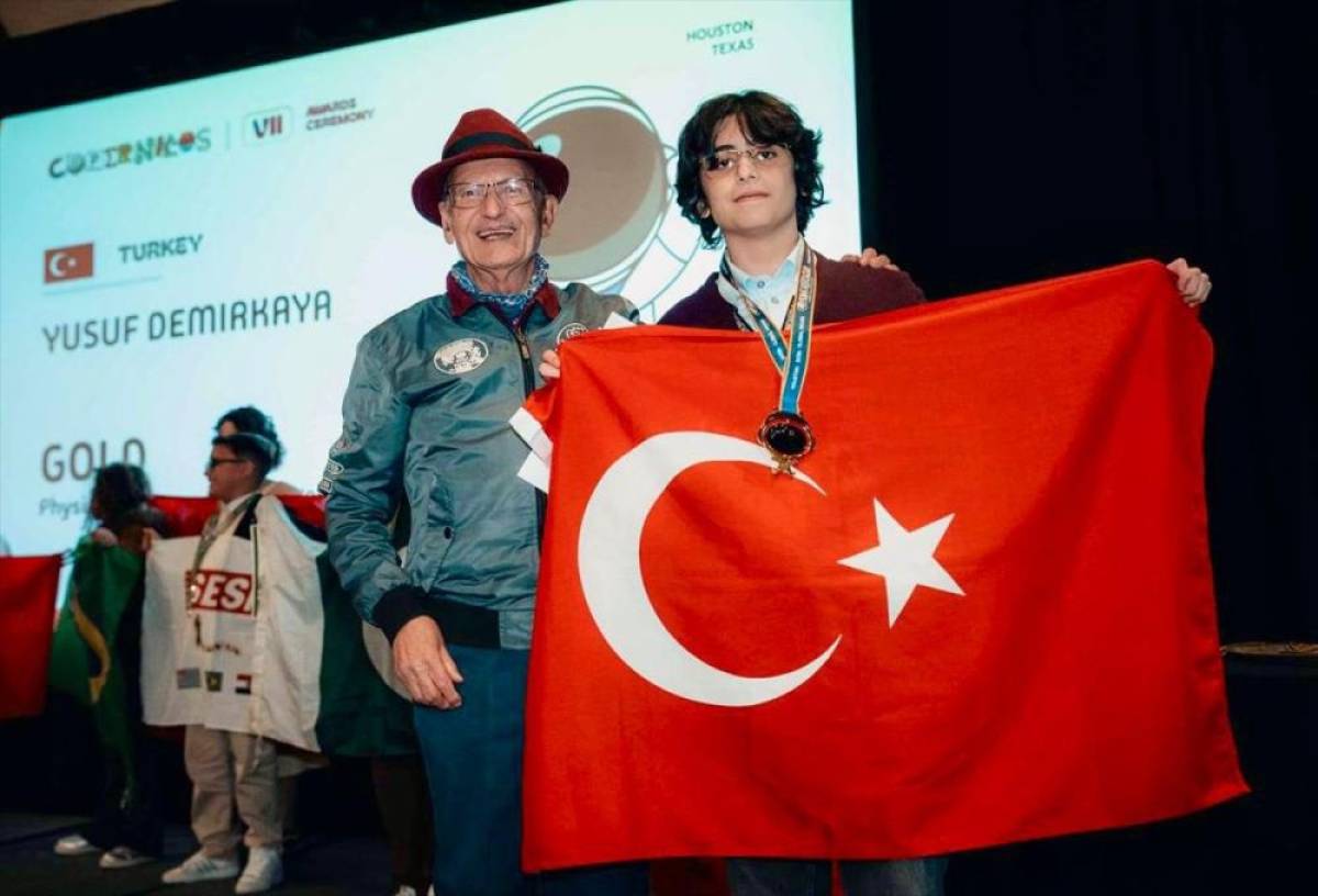 İstanbul Valisi G&uuml;l'den "Copernicus Olimpiyatı"nda d&uuml;nya birincisi &ouml;ğrenciye tebrik: