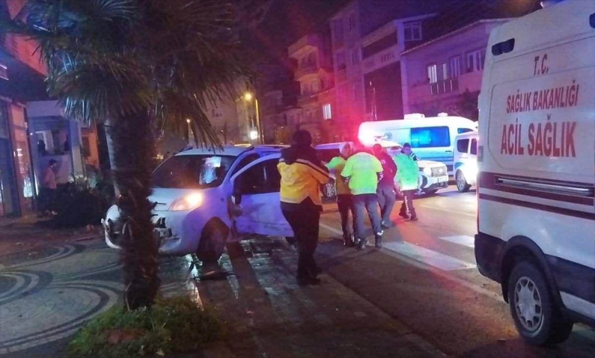 Balıkesir'de hafif ticari aracın &ccedil;arptığı yaya hayatını kaybetti