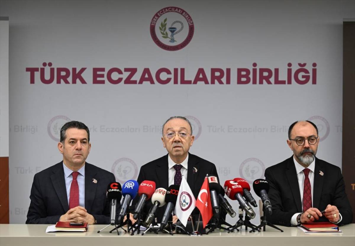 T&uuml;rk Eczacıları Birliği Başkanı Demirci'den "eczanelerde aşılama" &ouml;nerisi:
