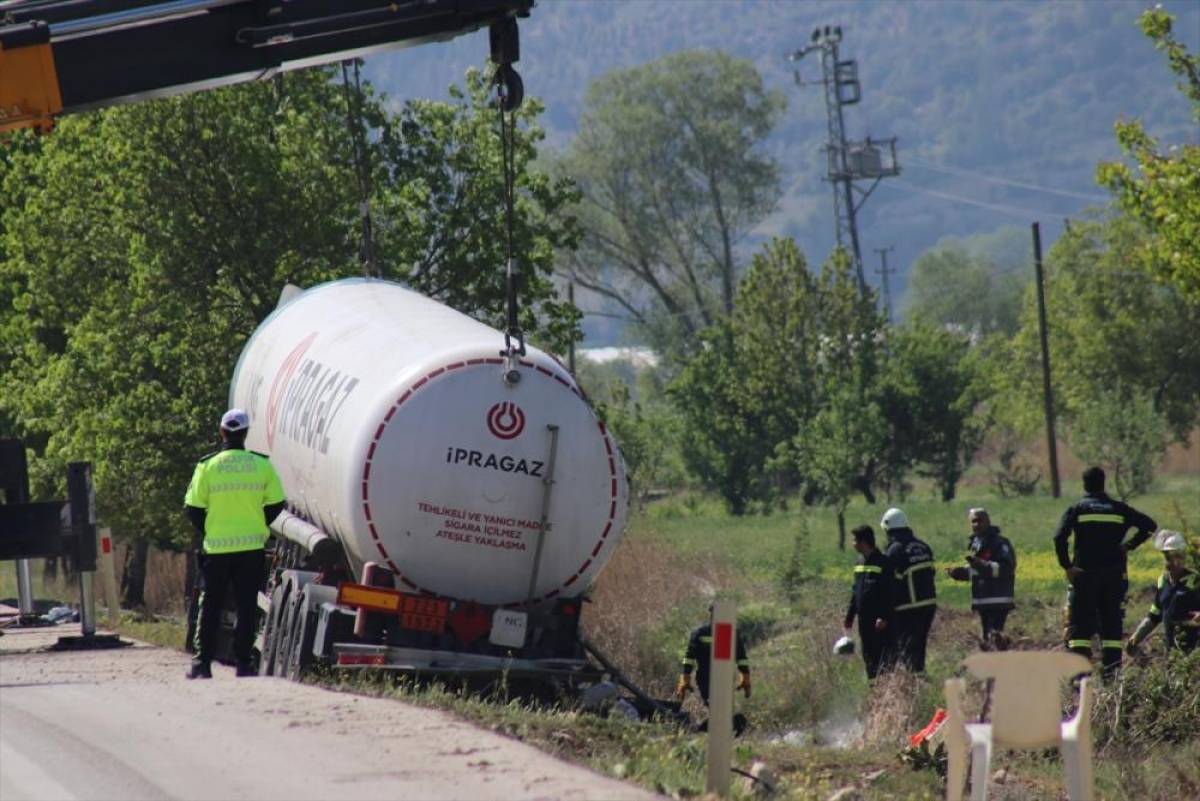 Burdur'da devrilen LNG yüklü tankerin yoldan kaldırılma çalışmaları sürüyor