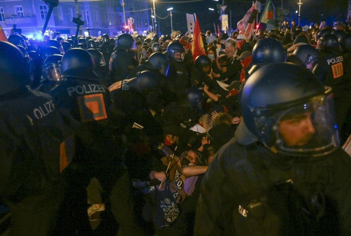 Berlin'de d&uuml;zenlenen 1 Mayıs g&ouml;sterisine polis m&uuml;dahale etti