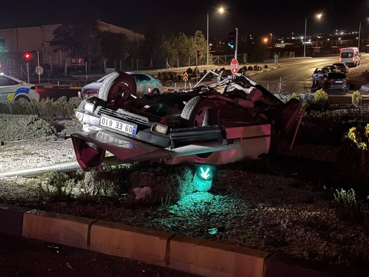 Niğde'de iki otomobilin &ccedil;arpıştığı kazada 2'si ağır 4 kişi yaralandı