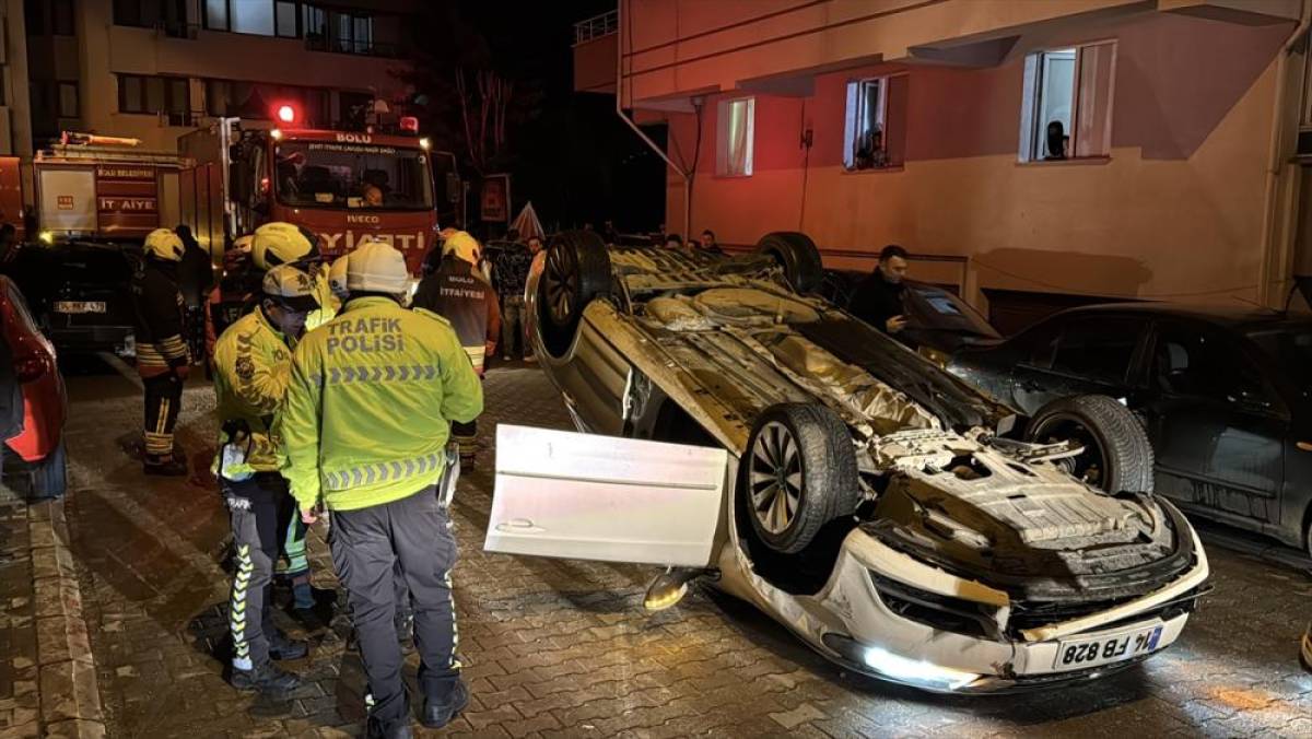 Bolu'da takla atan otomobildeki 2 kişi kazadan yara almadan kurtuldu