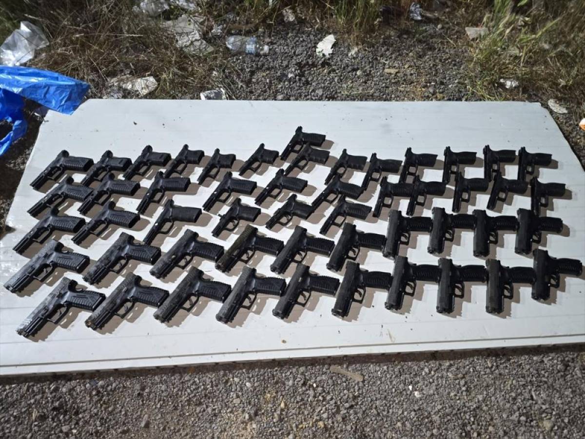 İstanbul'da ka&ccedil;ak silah operasyonunda 20 tabanca ele ge&ccedil;irildi