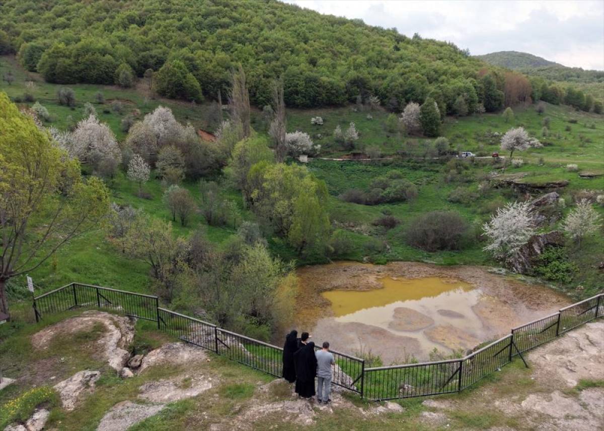 Sivas'ta Dipsiz G&ouml;l yağışların ardından sarı renge b&uuml;r&uuml;nd&uuml;
