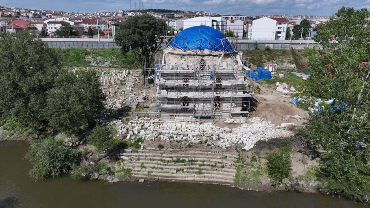 Edirne'de restorasyonu s&uuml;ren Evliya Kasımpaşa Camisi'nde zemin g&uuml;&ccedil;lendirme &ccedil;alışması yapılıyor