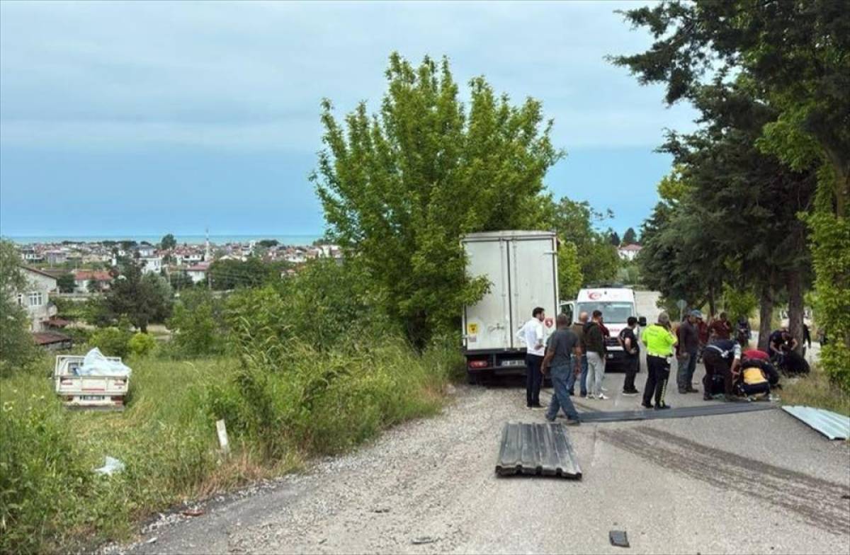 Samsun'da pikap ile kamyonet &ccedil;arpıştı, 5 kişi yaralandı