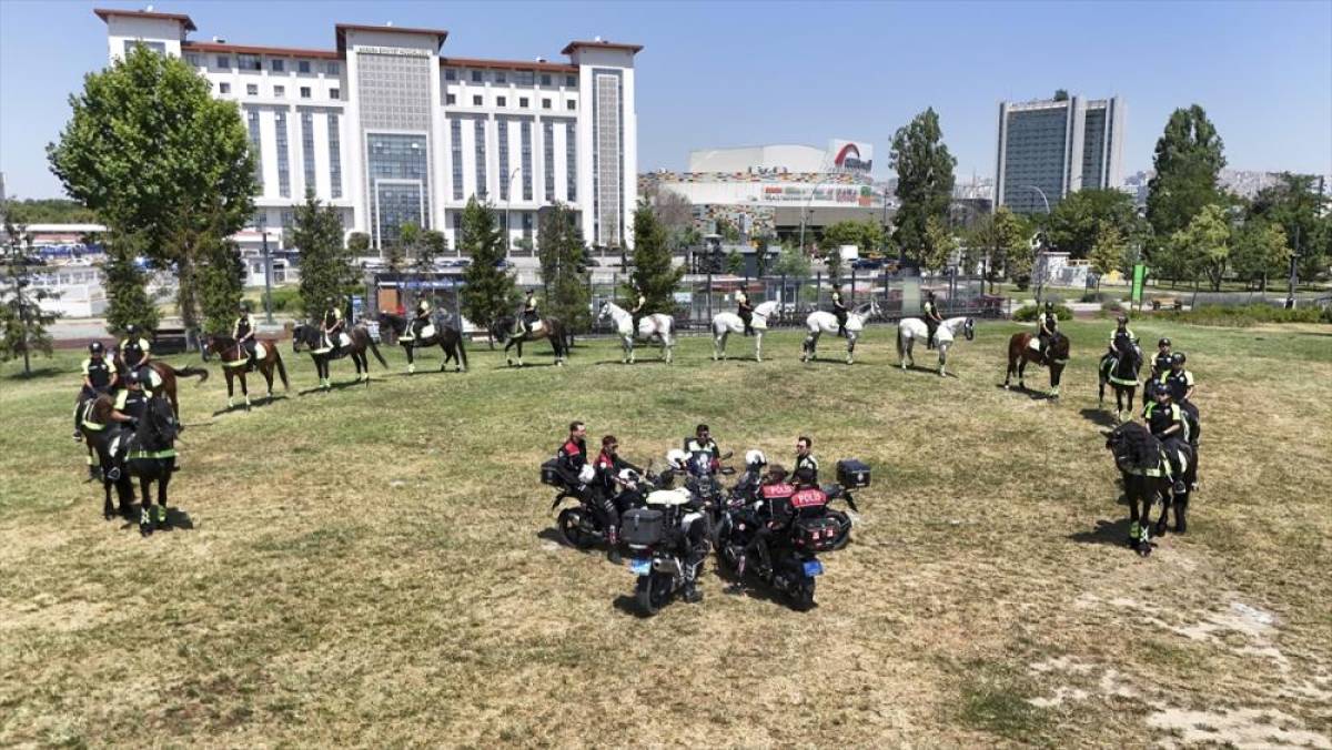 Başkentte NATO Zirvesi kapsamında g&ouml;rev alacak atlı polisler devriye g&ouml;revi y&uuml;r&uuml;t&uuml;yor