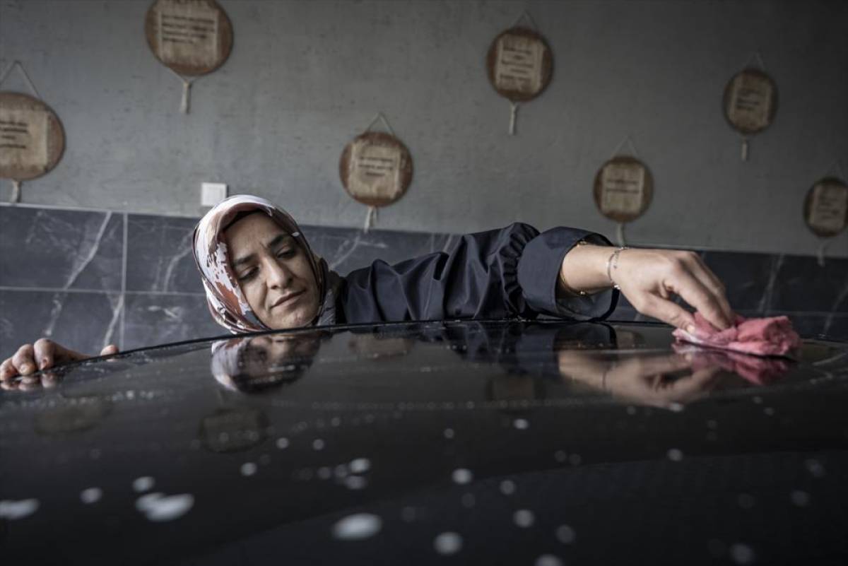 Erzurum'da kadınlar oto yıkama sektörüne adım attı