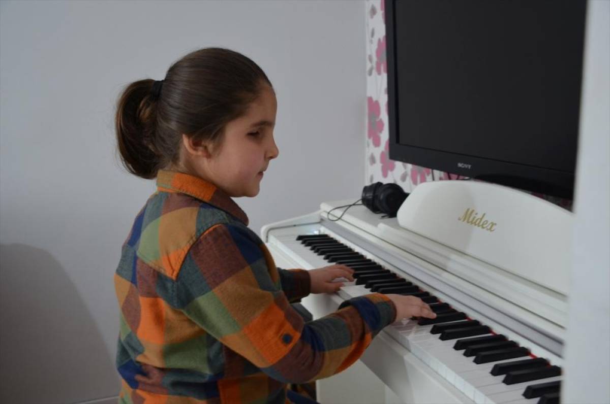 Görme engelli 8 yaşındaki Çınar piyano notalarıyla dünyasını aydınlatıyor