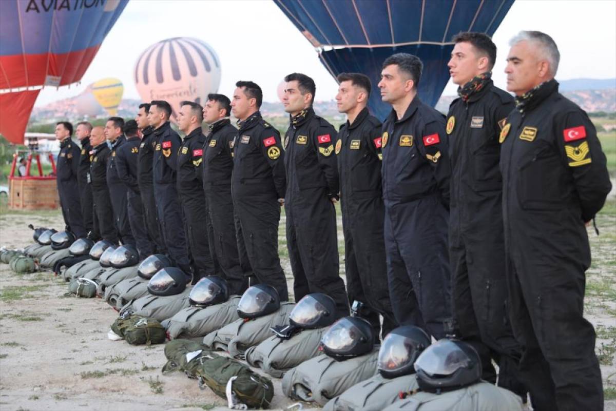 Kapadokya'da J&Ouml;AK paraş&uuml;t timi sıcak hava balonundan atladı