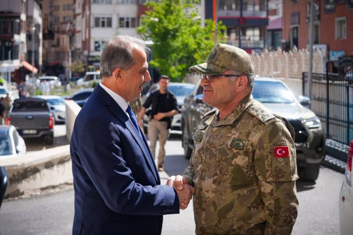 Kara Kuvvetleri Komutanı Orgeneral Tokel'den Hakkari Valisi Taşyapan'a ziyaret