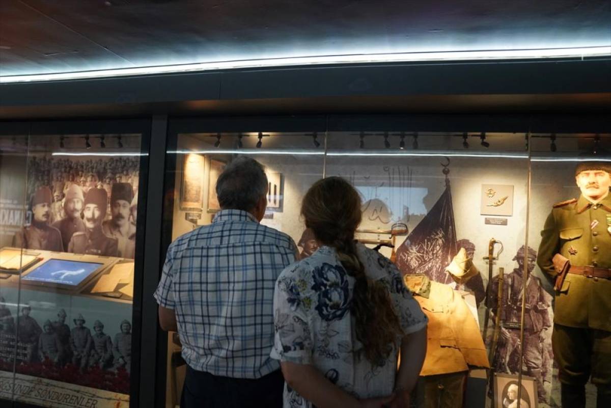 &Ccedil;anakkale Savaşları Mobil M&uuml;zesi kapılarını Avrupa'da ziyaret&ccedil;ilere a&ccedil;tı