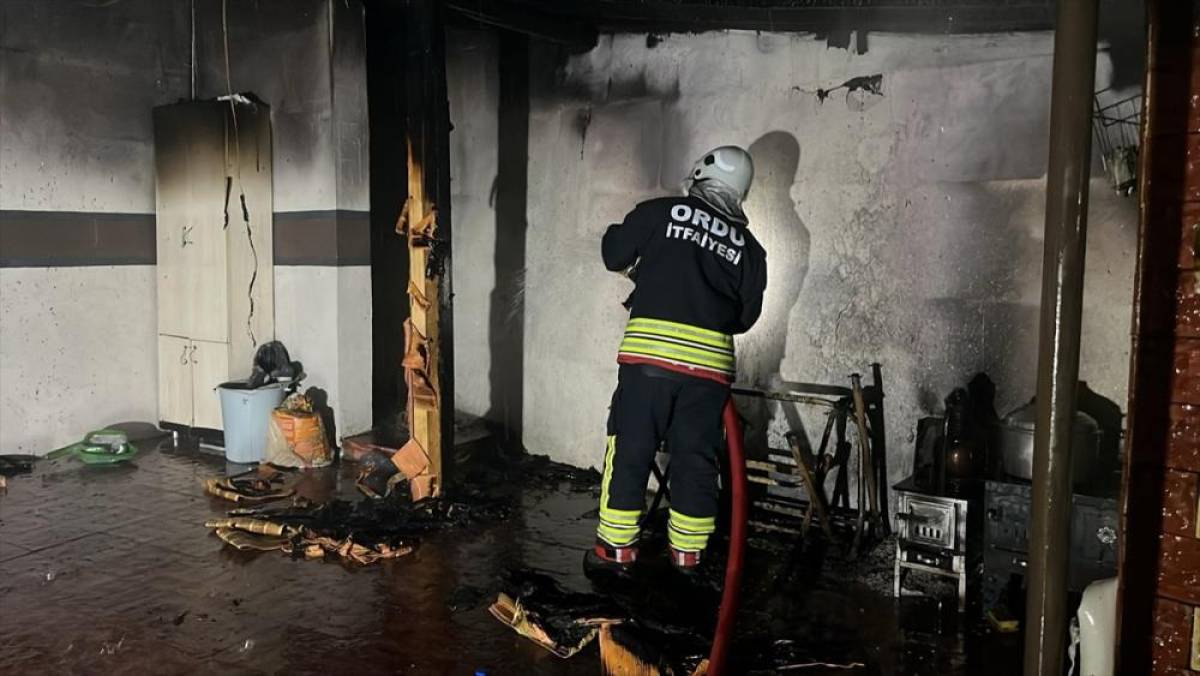 Ordu'da cami lojmanında &ccedil;ıkan yangında 1 kişi yaralandı, 3 kişi dumandan etkilendi