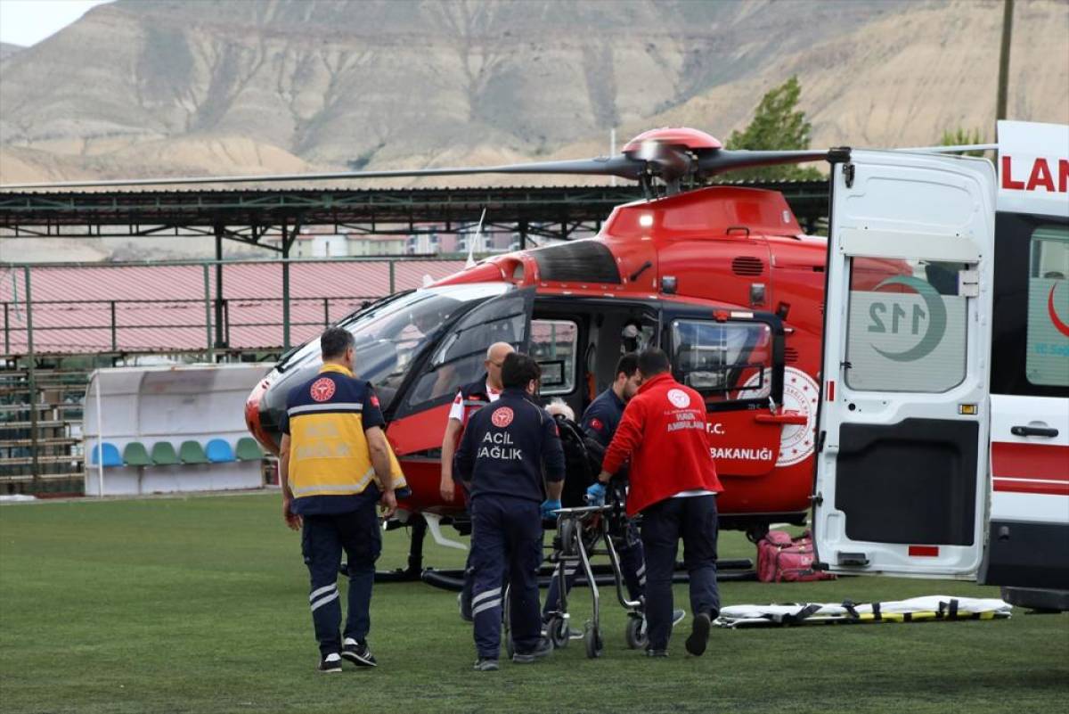 Malatya'da kalp krizi ge&ccedil;iren hasta ambulans helikopterle hastaneye ulaştırıldı