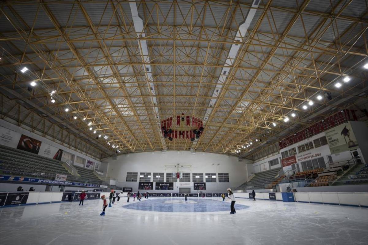 Kış şehri Erzurum'daki buz salonları çok yönlü yaşam merkezine dönüştü