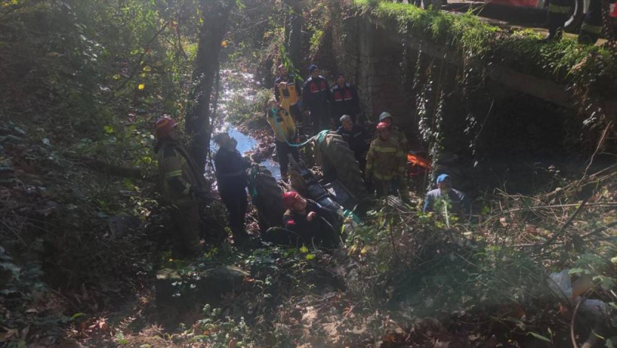 Bursa'da devrilen traktörün altında sıkışan sürücüyü ekipler kurtardı