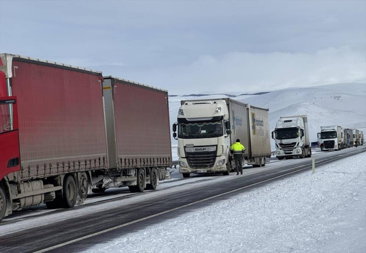 Ardahan'da buzlanma nedeniyle yolda kalan 16 tır kurtarıldı