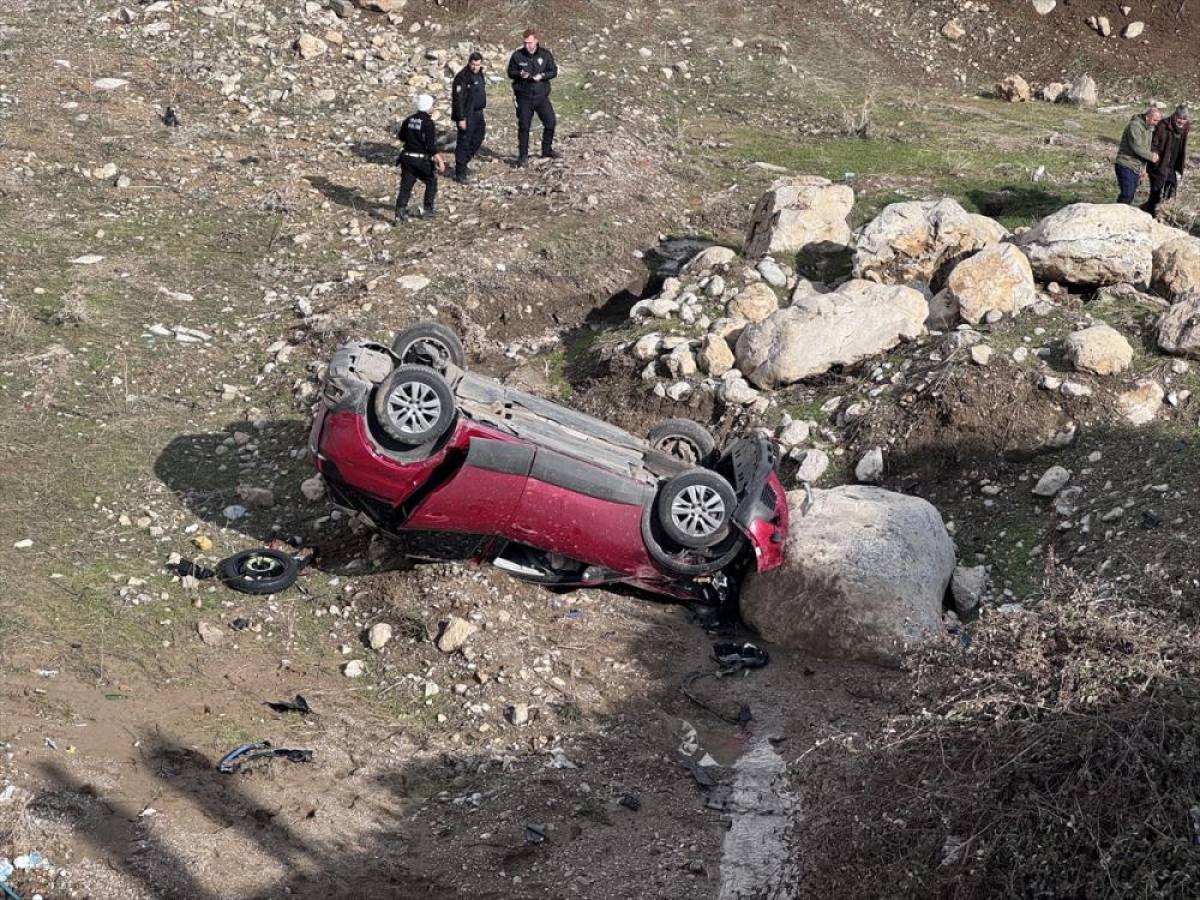 Şırnak'ta şarampole devrilen aracın s&uuml;r&uuml;c&uuml;s&uuml; ağır yaralandı