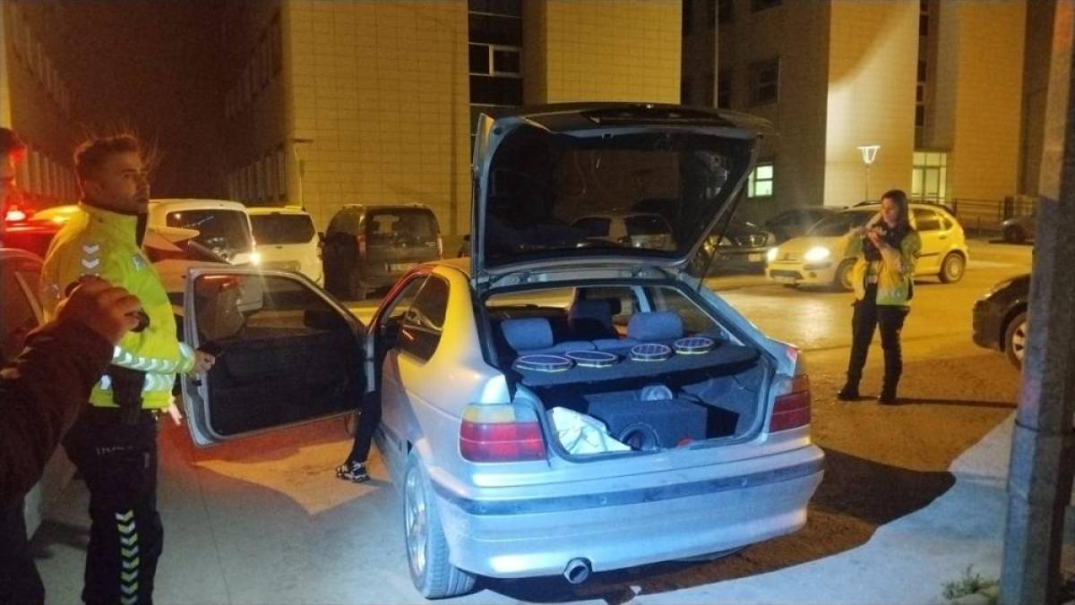 Bursa'da hastane bah&ccedil;esinde y&uuml;ksek sesle m&uuml;zik dinleyen s&uuml;r&uuml;c&uuml;ye para cezası uygulandı