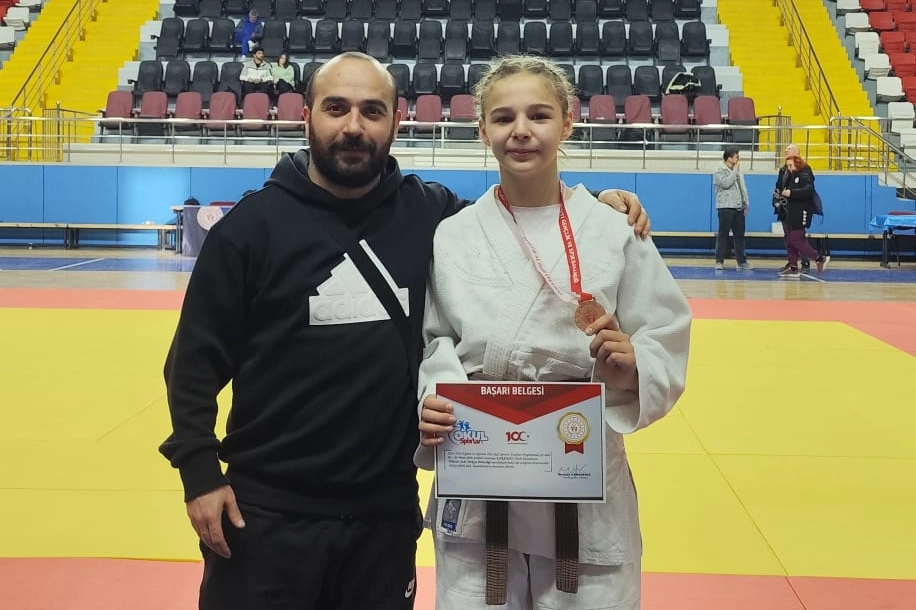 İzmitli &Ouml;zge &Ccedil;olak Judoda T&uuml;rkiye &uuml;&ccedil;&uuml;nc&uuml;s&uuml; oldu