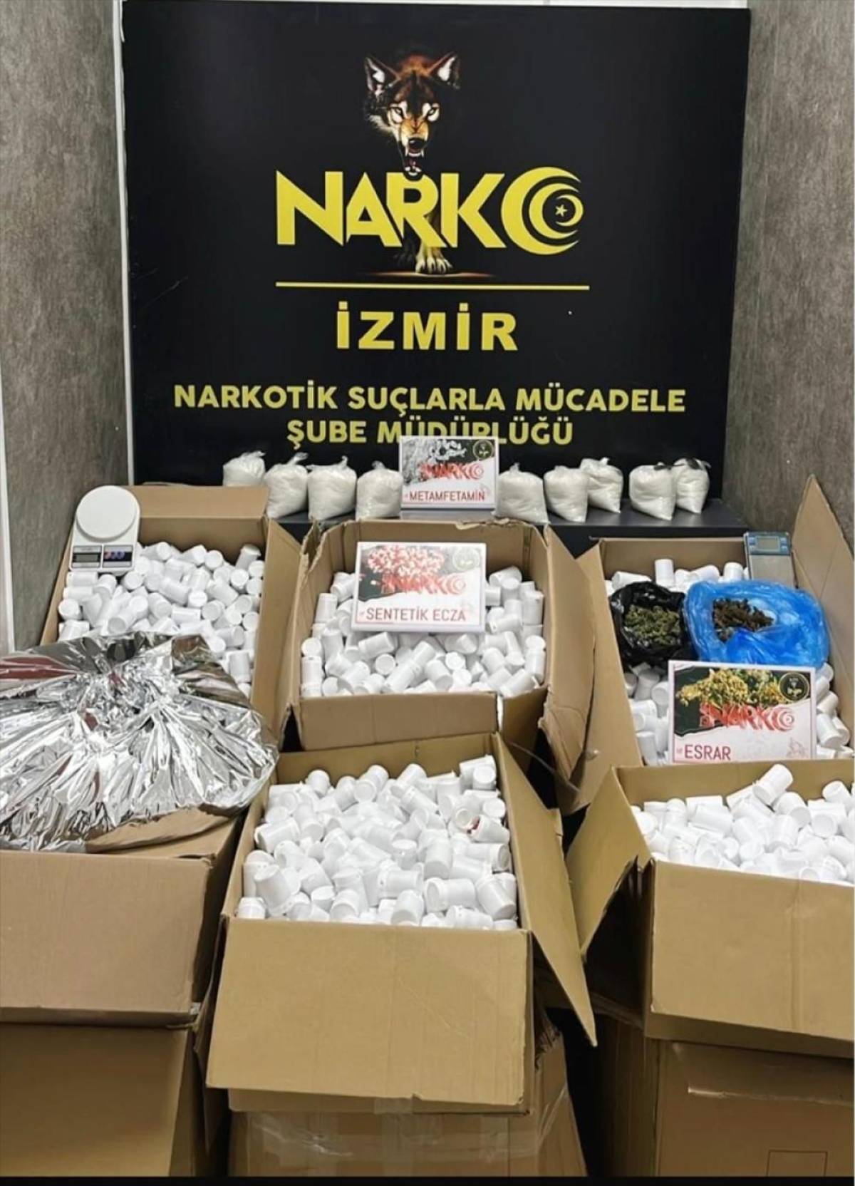 İzmir'de "torbacı"lara dağıtılacak 366 bin 400 uyuşturucu hap ele ge&ccedil;irildi