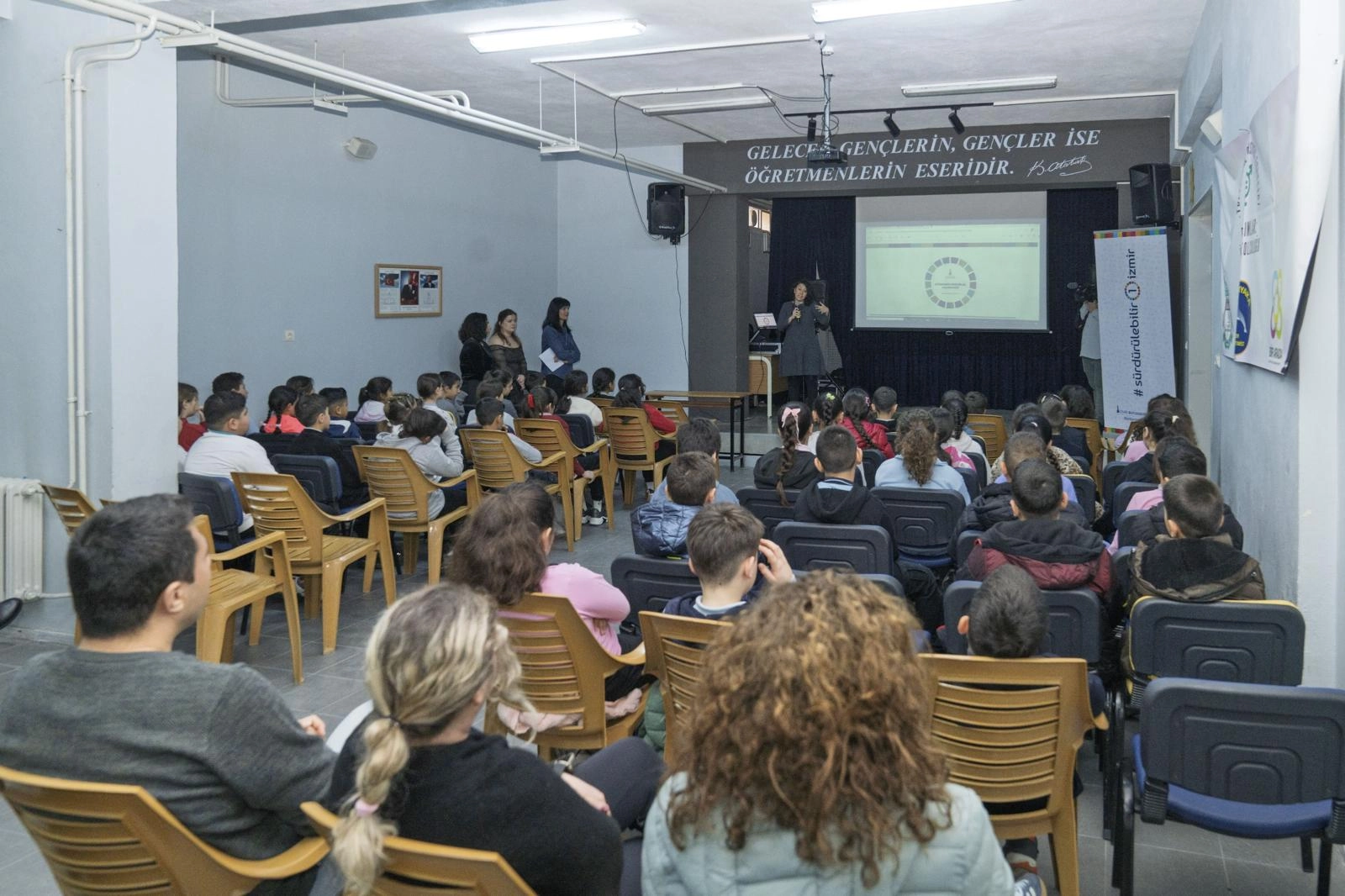 İzmir&rsquo;de &ccedil;ocuklar iklim i&ccedil;in harekete ge&ccedil;ti