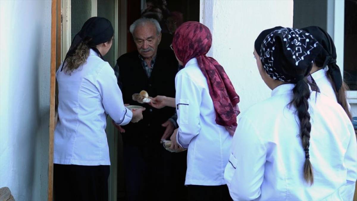 Isparta'da &ouml;ğrenciler, okul mutfağında pişirdikleri &ccedil;orbaları iftarda yaşlılara dağıtıyor