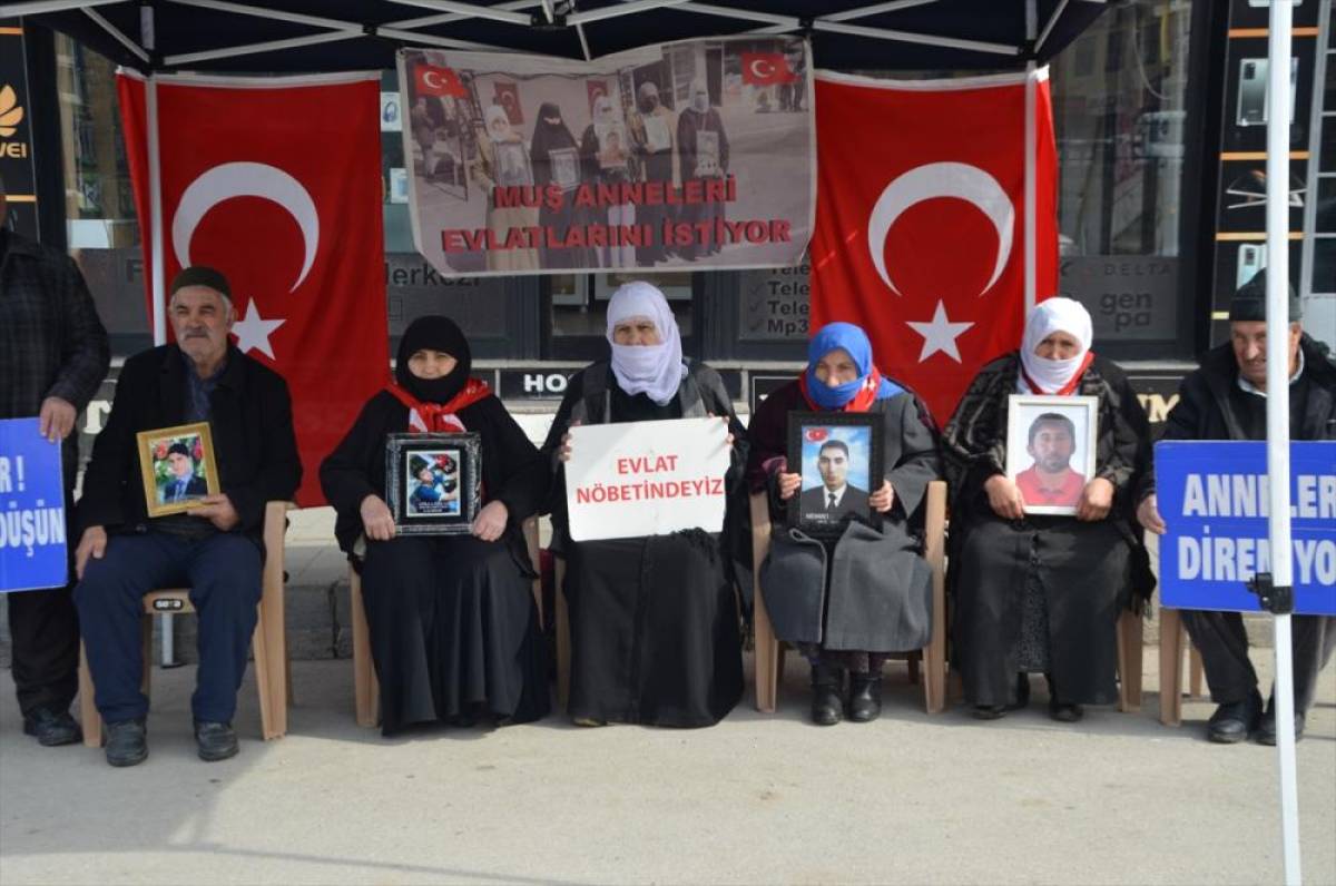 Muş'ta evlatlarına kavuşmak isteyen aileler, DEM Parti &ouml;n&uuml;ndeki eylemlerini s&uuml;rd&uuml;rd&uuml;