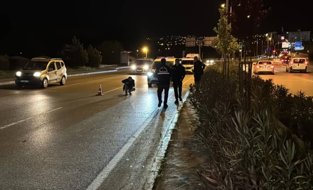 Karab&uuml;k'te otomobilin &ccedil;arptığı yaya ağır yaralandı