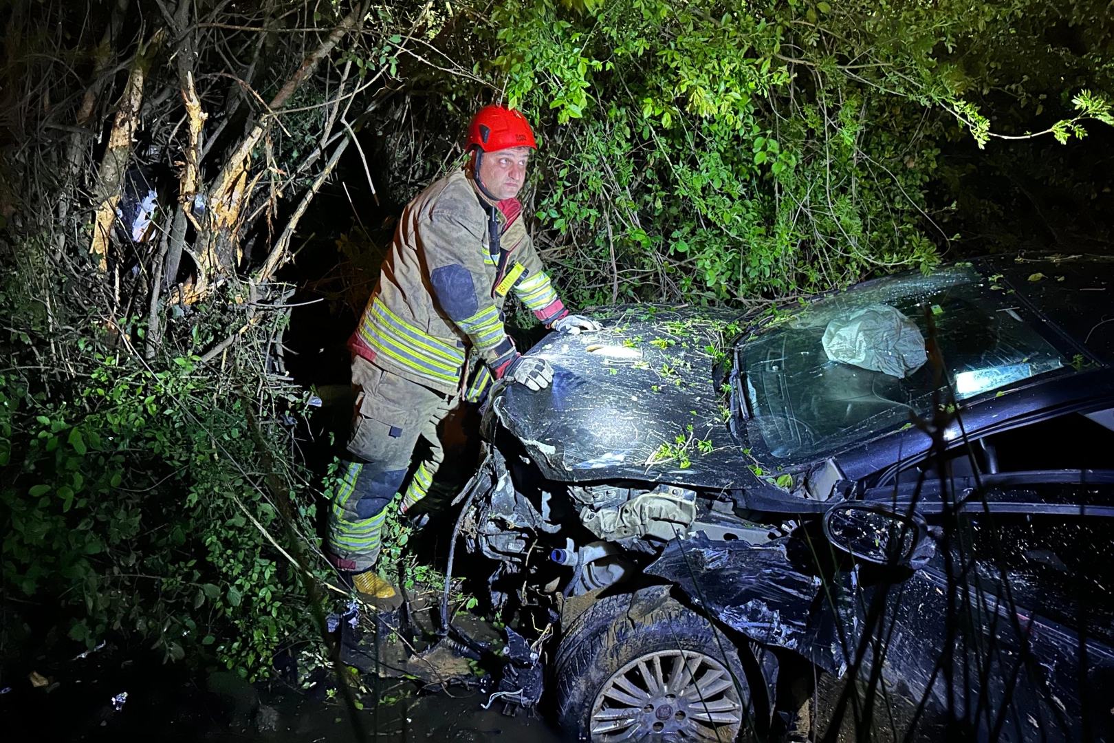 D&uuml;zce'de otomobil dereye yuvarlandı: 1 yaralı