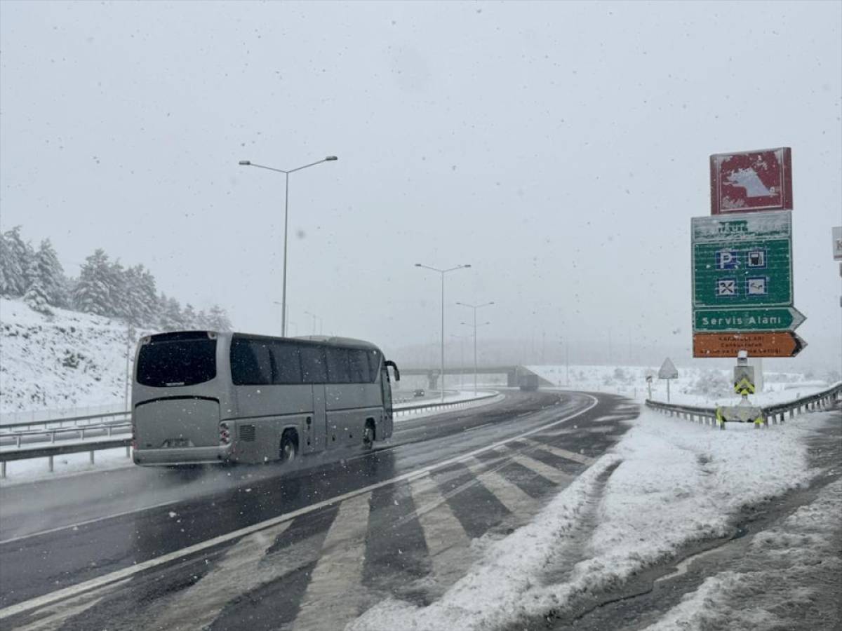 Anadolu Otoyolu'nun Ankara kesiminde kar etkili oluyor