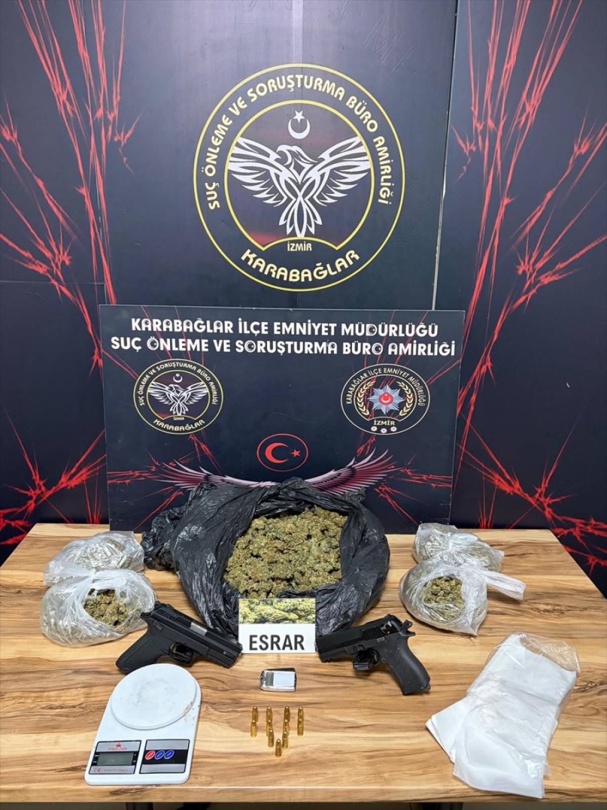 İzmir'de motosikletle uyuşturucu satanlara y&ouml;nelik operasyonda 3 ş&uuml;pheli yakalandı