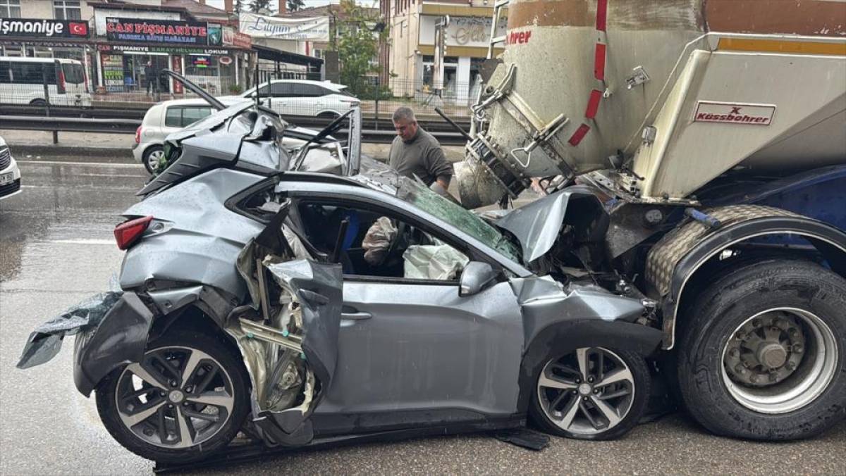 Kocaeli'de zincirleme kazada tır ile tankerin arasında ezilen otomobilin s&uuml;r&uuml;c&uuml;s&uuml; yaralı kurtuldu